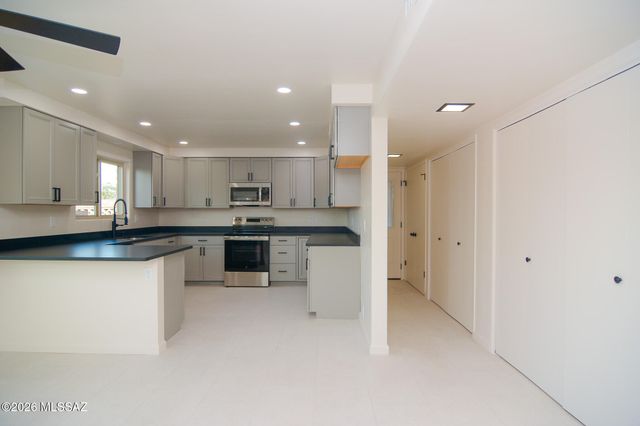 9043 E Bellevue Street, Tucson, AZ 85715