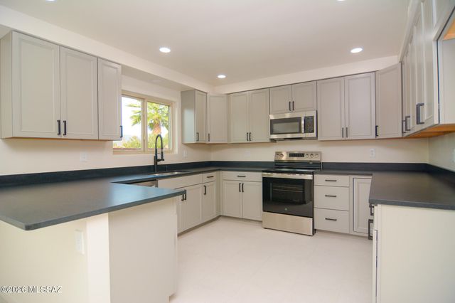 9043 E Bellevue Street, Tucson, AZ 85715