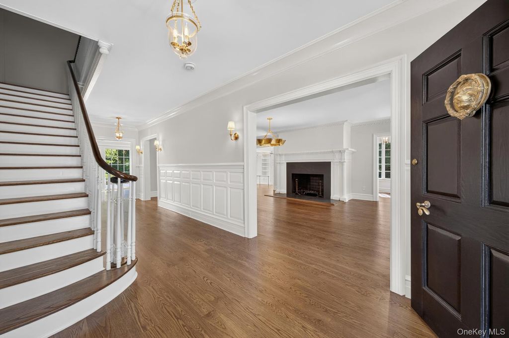 30 Brookside Drive, Manhasset, NY 11030 — photo 5