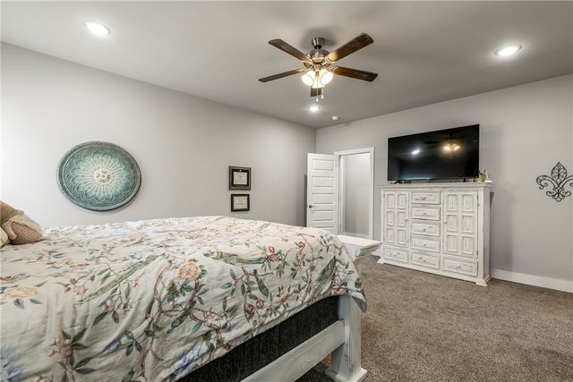 2588 N Justin Drive, Fayetteville, AR 72704