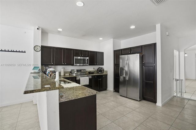 17081 SW 94th Way, Miami, FL 33196
