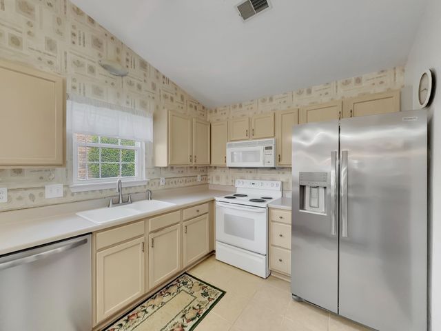 314 Lake Chateau Dr, Hermitage, TN 37076