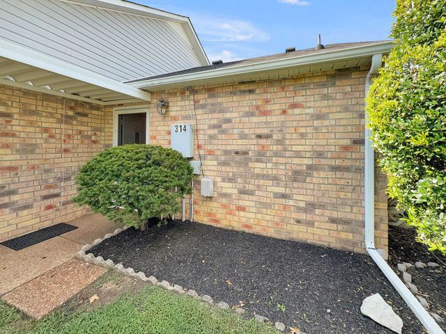 314 Lake Chateau Dr, Hermitage, TN 37076