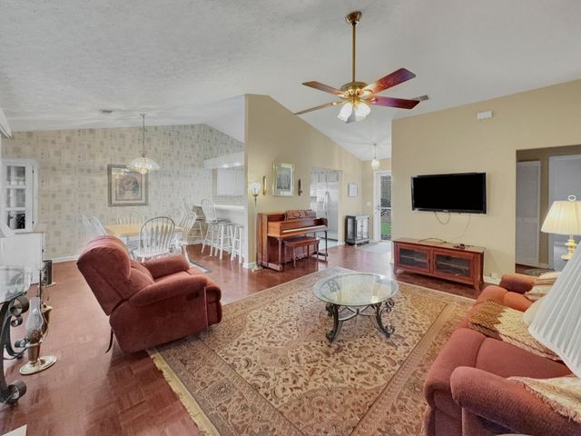 314 Lake Chateau Dr, Hermitage, TN 37076