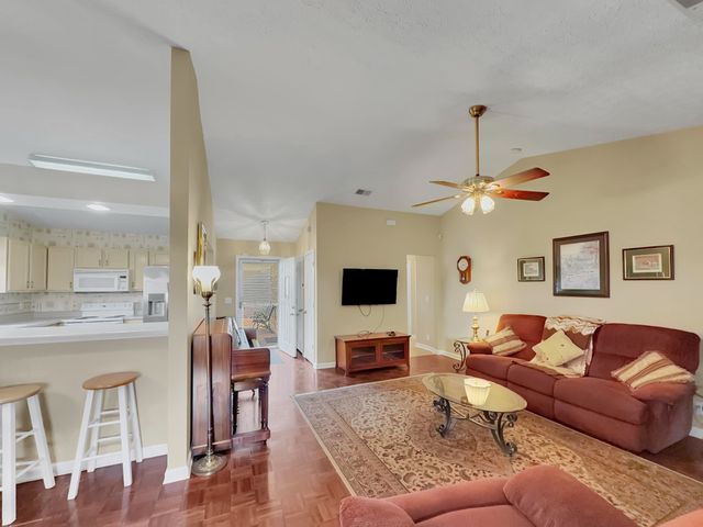 314 Lake Chateau Dr, Hermitage, TN 37076