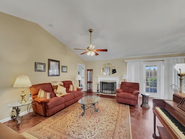 314 Lake Chateau Dr, Hermitage, TN 37076