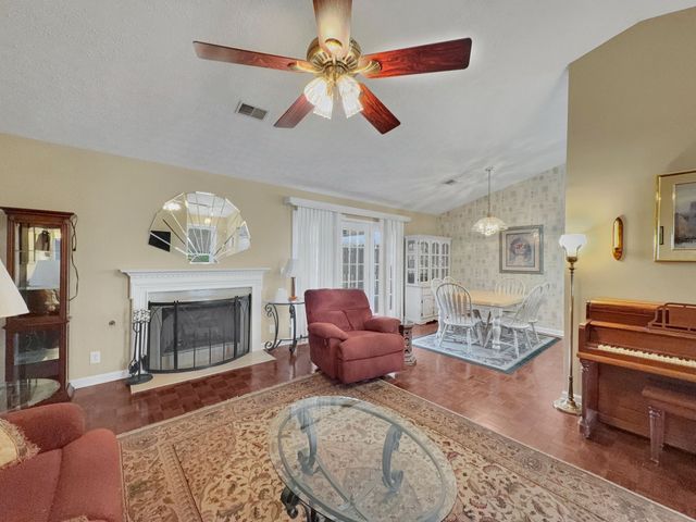 314 Lake Chateau Dr, Hermitage, TN 37076