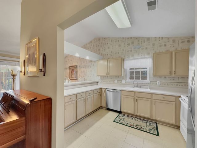 314 Lake Chateau Dr, Hermitage, TN 37076