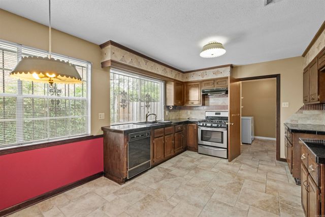 4 Pleasant Ct, Little Rock, AR 72211