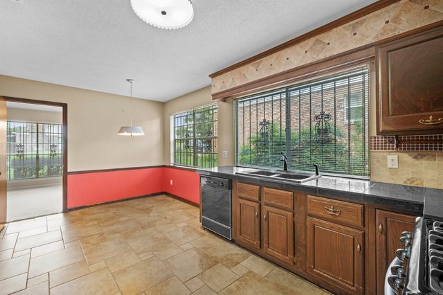 4 Pleasant Ct, Little Rock, AR 72211