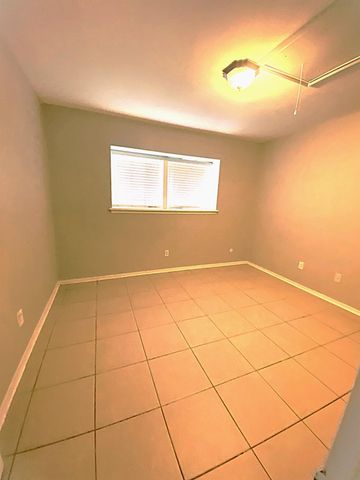 1102 W Tri Oaks Lane 103, Houston, TX 77043