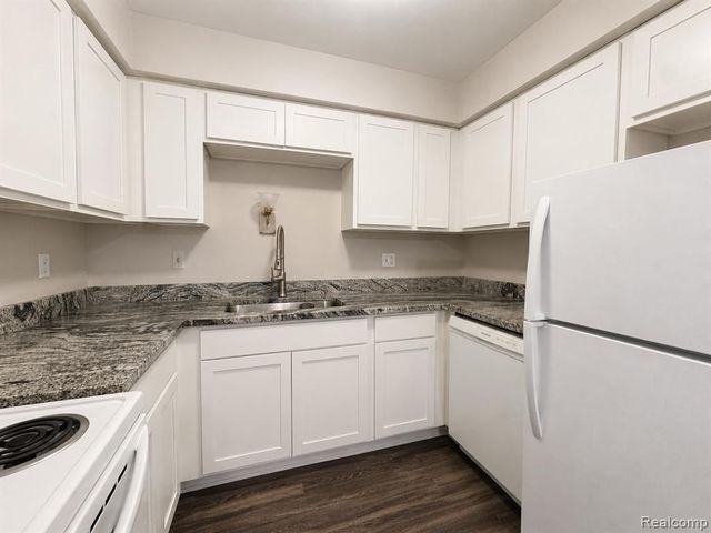1880 Axtell Drive 2, Troy, MI 48084