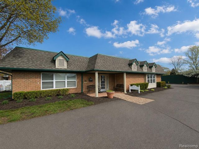 1880 Axtell Drive 2, Troy, MI 48084