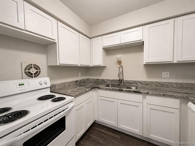 1880 Axtell Drive 2, Troy, MI 48084