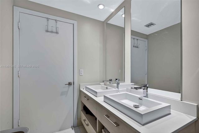 45 SW 9th St 3807, Miami, FL 33130