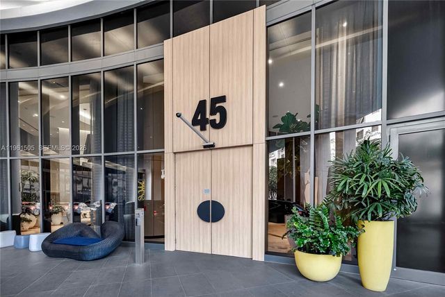 45 SW 9th St 3807, Miami, FL 33130