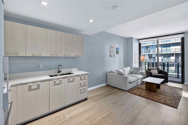 45 SW 9th St 3807, Miami, FL 33130