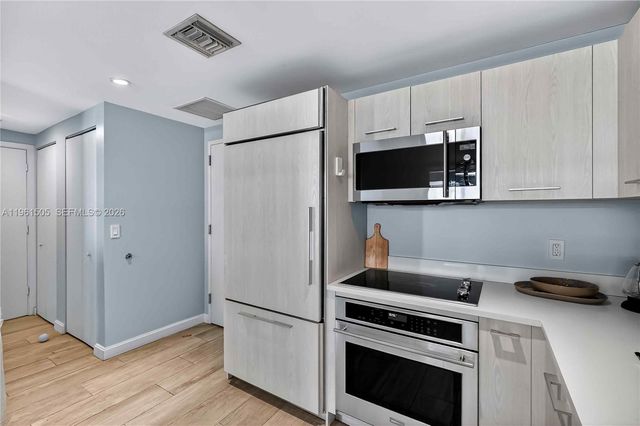 45 SW 9th St 3807, Miami, FL 33130