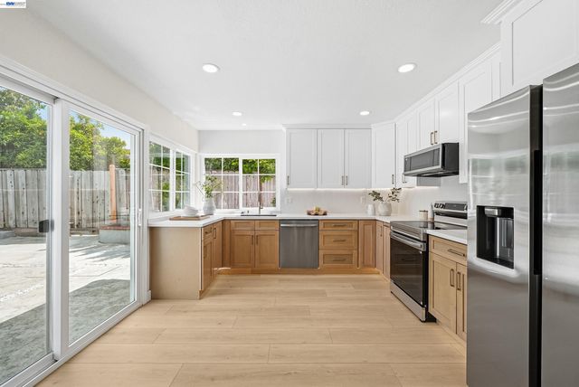 32419 Woodland Dr, Union City, CA 94587