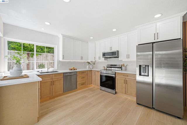 32419 Woodland Dr, Union City, CA 94587