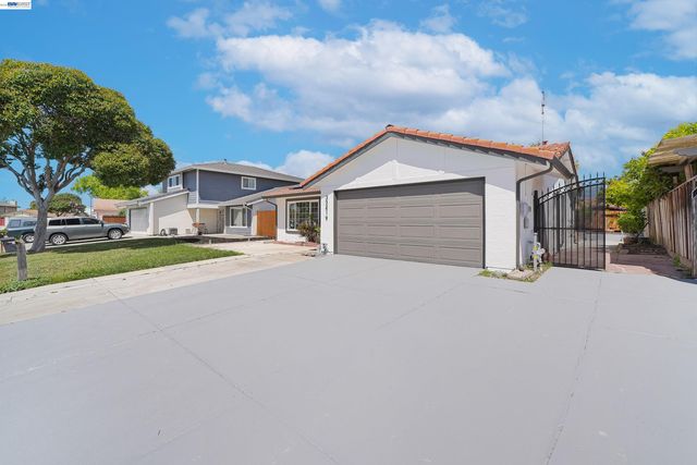 32419 Woodland Dr, Union City, CA 94587