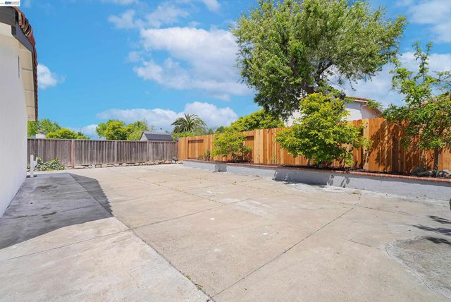32419 Woodland Dr, Union City, CA 94587