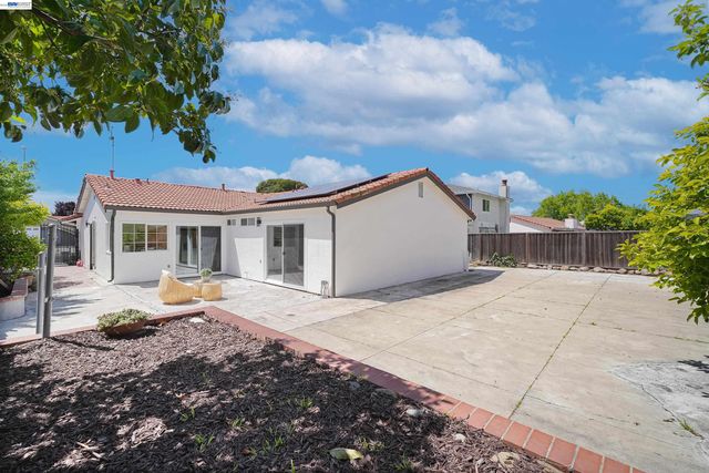 32419 Woodland Dr, Union City, CA 94587