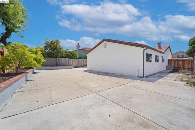 32419 Woodland Dr, Union City, CA 94587
