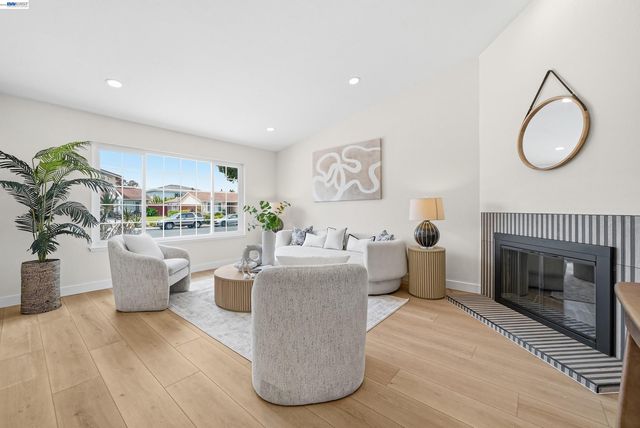 32419 Woodland Dr, Union City, CA 94587