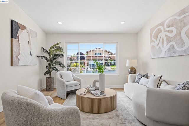 32419 Woodland Dr, Union City, CA 94587