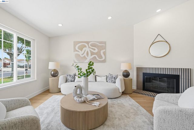 32419 Woodland Dr, Union City, CA 94587