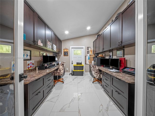 15720 SW 56th St, Southwest Ranches, FL 33331