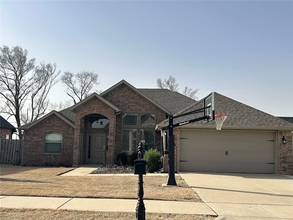 910 Sunset Lane, Centerton, AR 72719