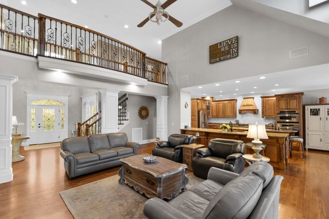 446 Waterford Dr, Manchester, TN 37355