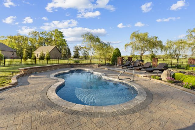 446 Waterford Dr, Manchester, TN 37355