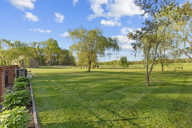 446 Waterford Dr, Manchester, TN 37355