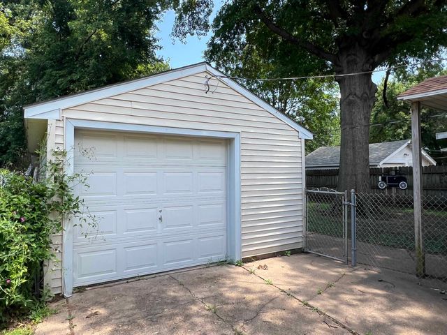 2016 Loomis St, Winfield, KS 67156