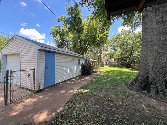 2016 Loomis St, Winfield, KS 67156