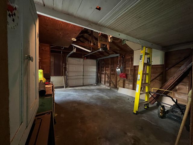 2016 Loomis St, Winfield, KS 67156