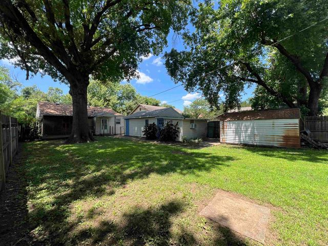 2016 Loomis St, Winfield, KS 67156