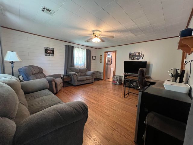 2016 Loomis St, Winfield, KS 67156