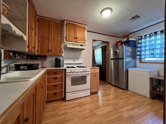 2016 Loomis St, Winfield, KS 67156