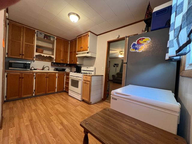 2016 Loomis St, Winfield, KS 67156