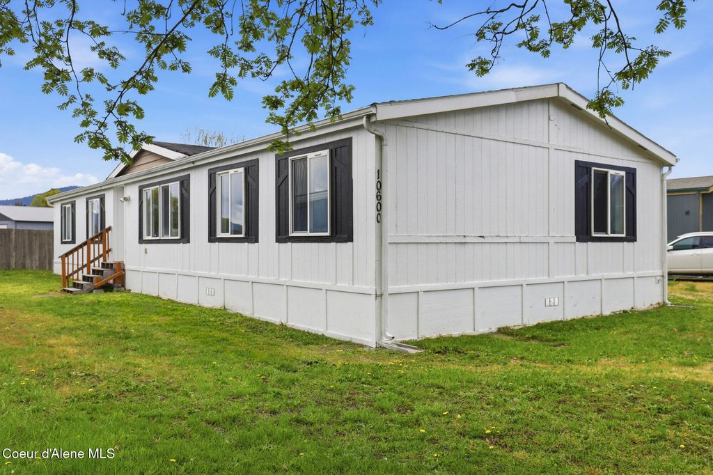 10600 N BENOIT ST, Hayden, ID 83835
