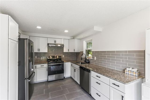 10512 N Oak Trafficway, Kansas City, MO 64155