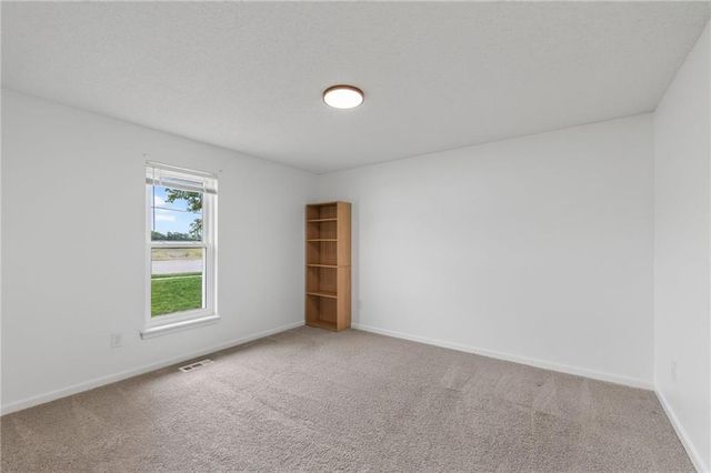 10512 N Oak Trafficway, Kansas City, MO 64155