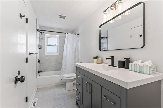 10512 N Oak Trafficway, Kansas City, MO 64155
