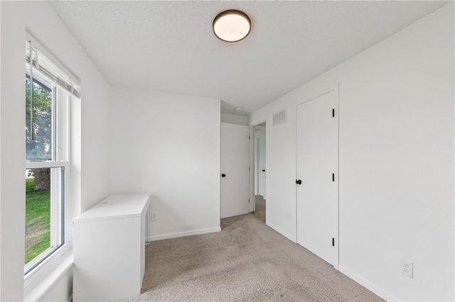 10512 N Oak Trafficway, Kansas City, MO 64155