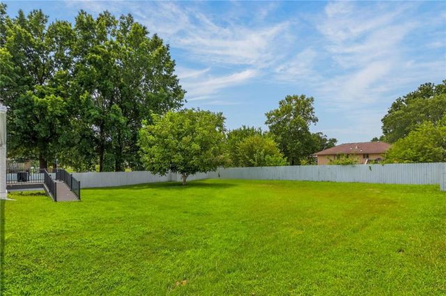 10512 N Oak Trafficway, Kansas City, MO 64155