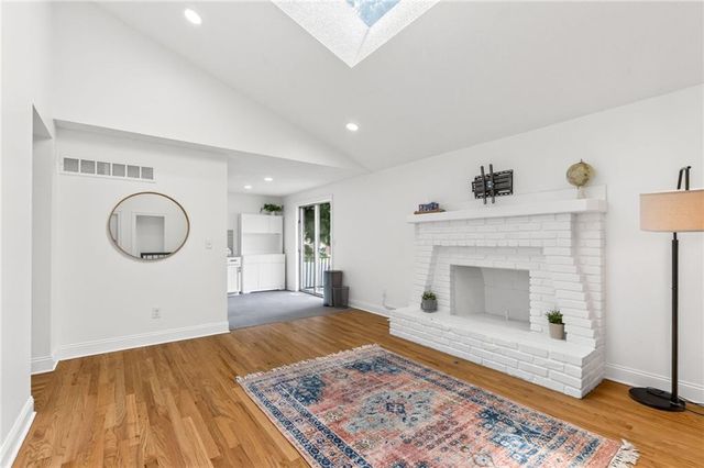 10512 N Oak Trafficway, Kansas City, MO 64155